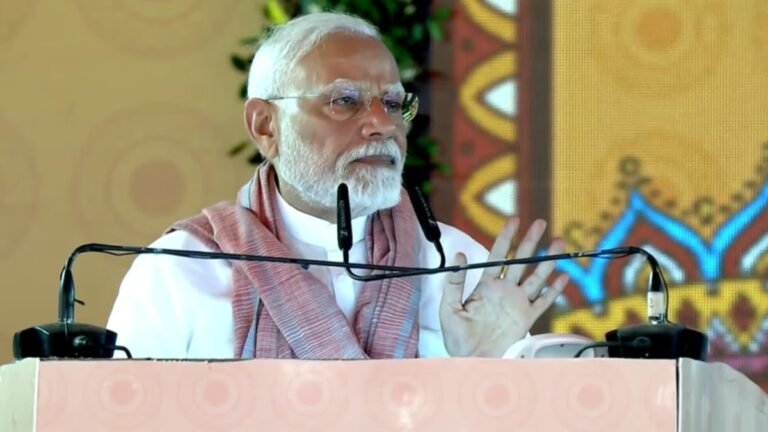 पहलगाम हमला! बिहार पहुंचे पीएम मोदी जनता के सामने हाथ जोड़कर खड़े हुए, भावुक होकर जानें क्या बोले?